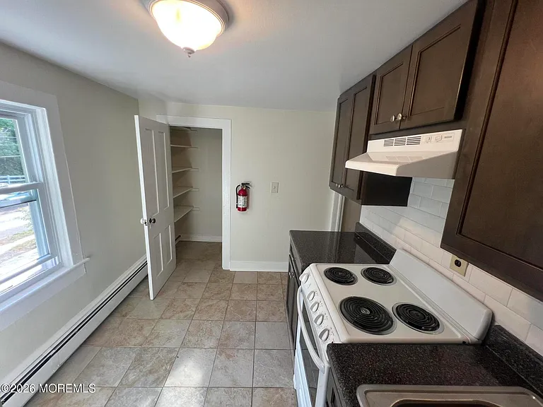 148 W Sylvania Ave #B — Photo 20