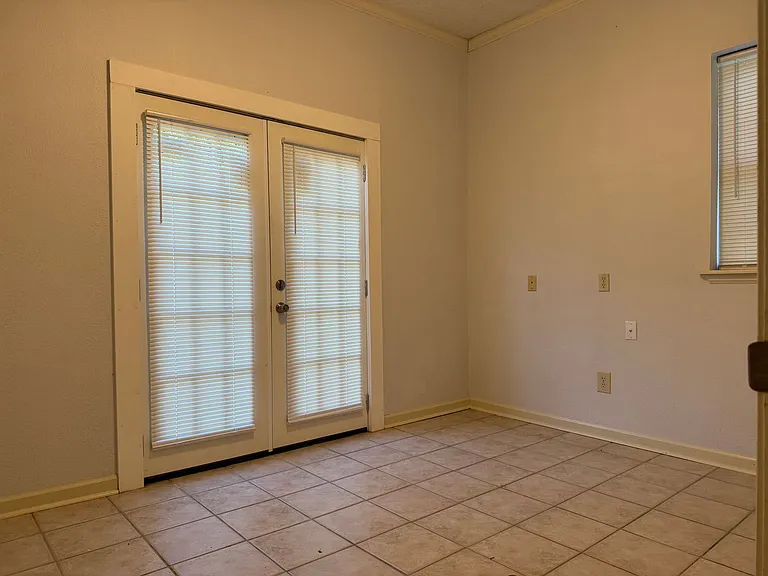 704 E North St — Photo 15