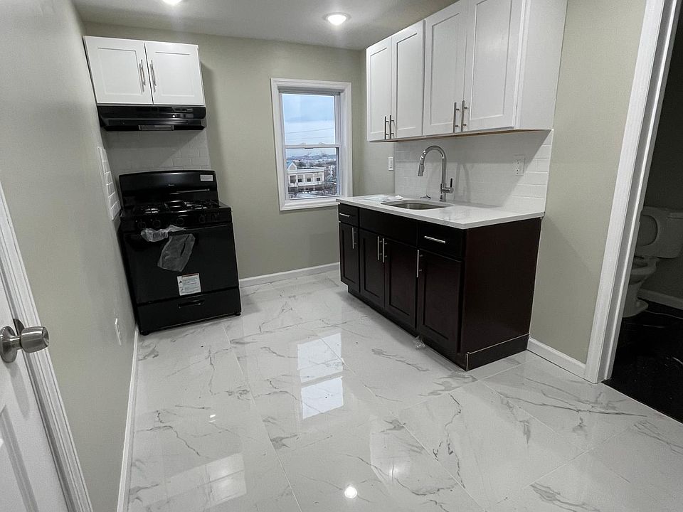 1st image of 270 Chadwick Ave #3