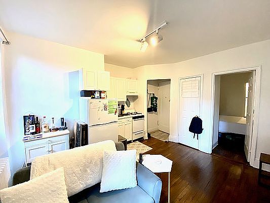 3rd image of 243 E 39th St APT 3B