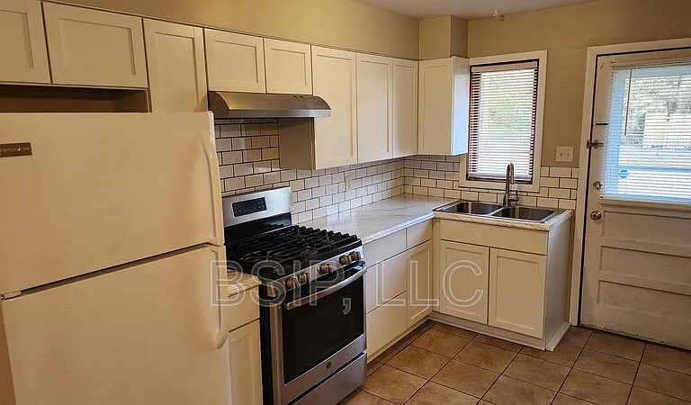 502 NE Freeman Ave — Photo 1