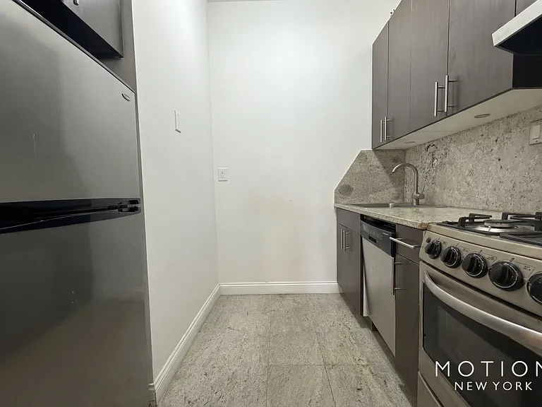 425 E 80th St #2D — Photo 2