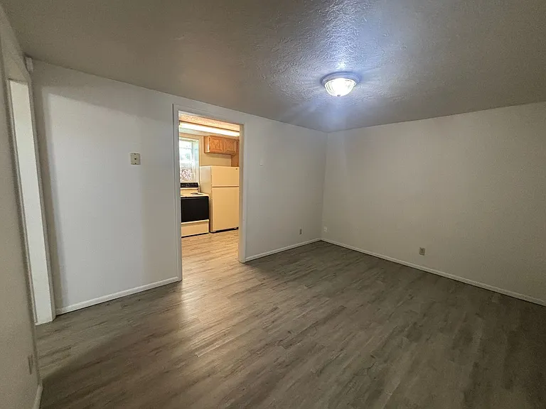 618 W Clark St — Photo 3
