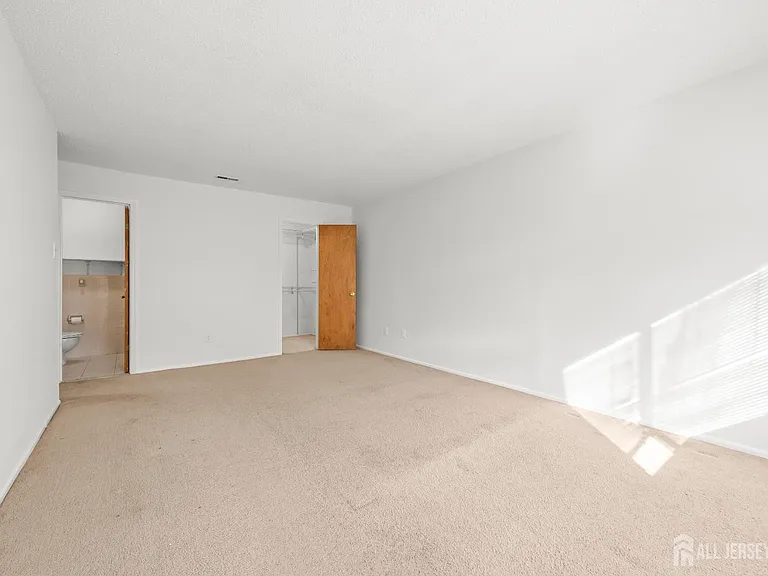 823 Edison Glen Ter — Photo 8