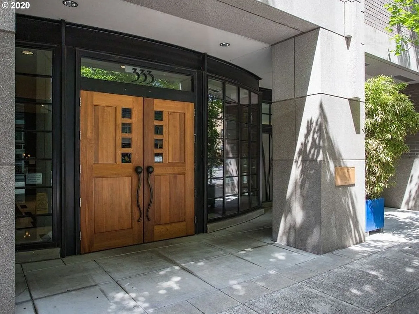 Elizabeth Tower Condo in the Pearl — Photo 3