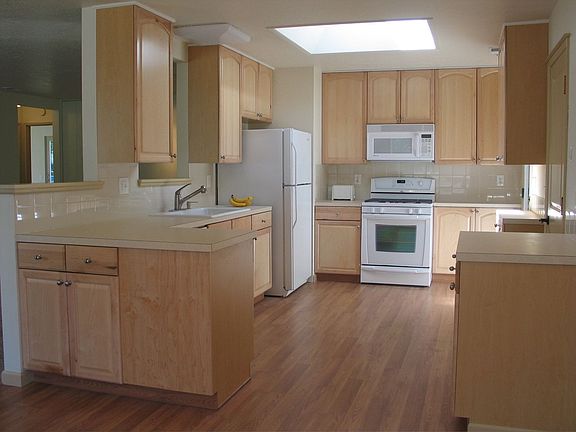 Great New Maple Kitchen includes quality appliances