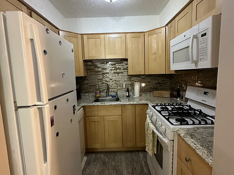 10 Crescent Dr #3 — Photo 4