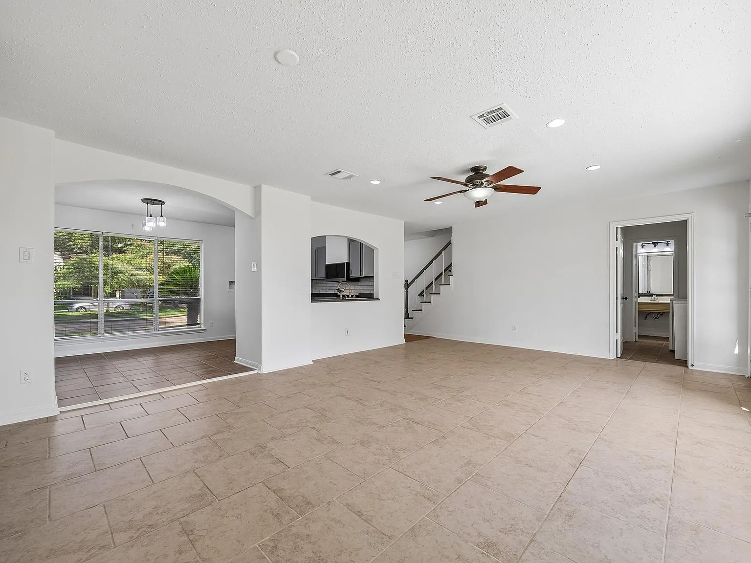 3 bed, 2.5 bath, 1415 sqft, $2,100 — Photo 2