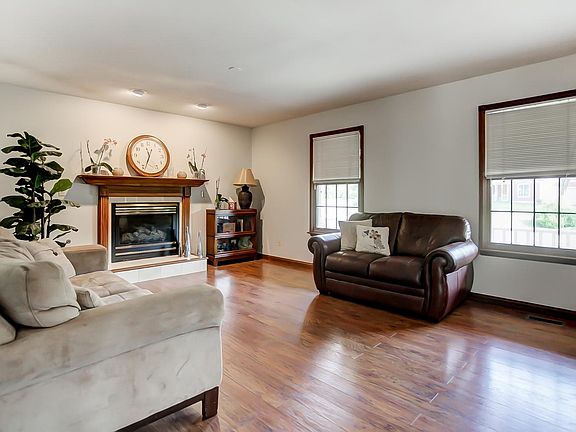 2nd image of 255 Victoria Pl