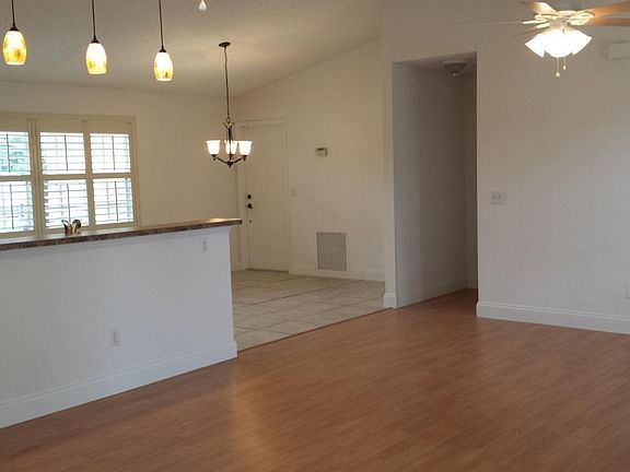 5th image of 674 SW Hillsboro Cir