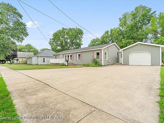 3rd image of 823 Pleasant St