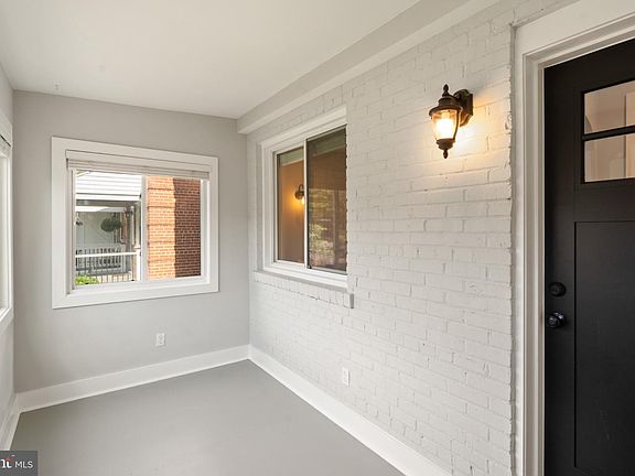 5th image of 3035 Manning St