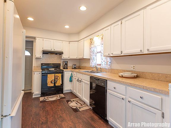 2nd image of 724 Everglade Dr SE