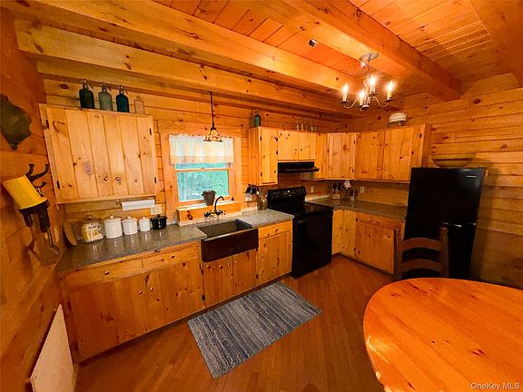 5th image of 836 Emerald Lake Road