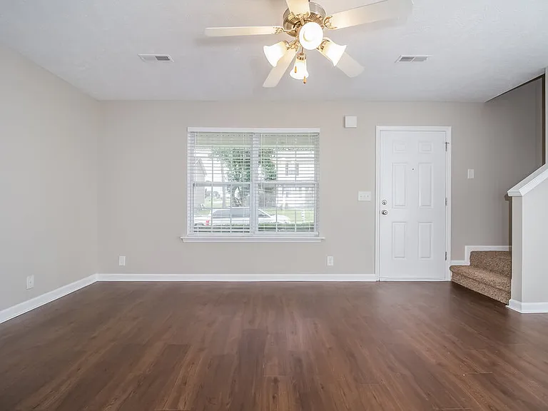 222 Niagra Ln — Photo 2