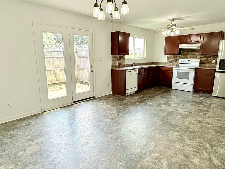 15251 Tyler Mill Dr — Photo 4