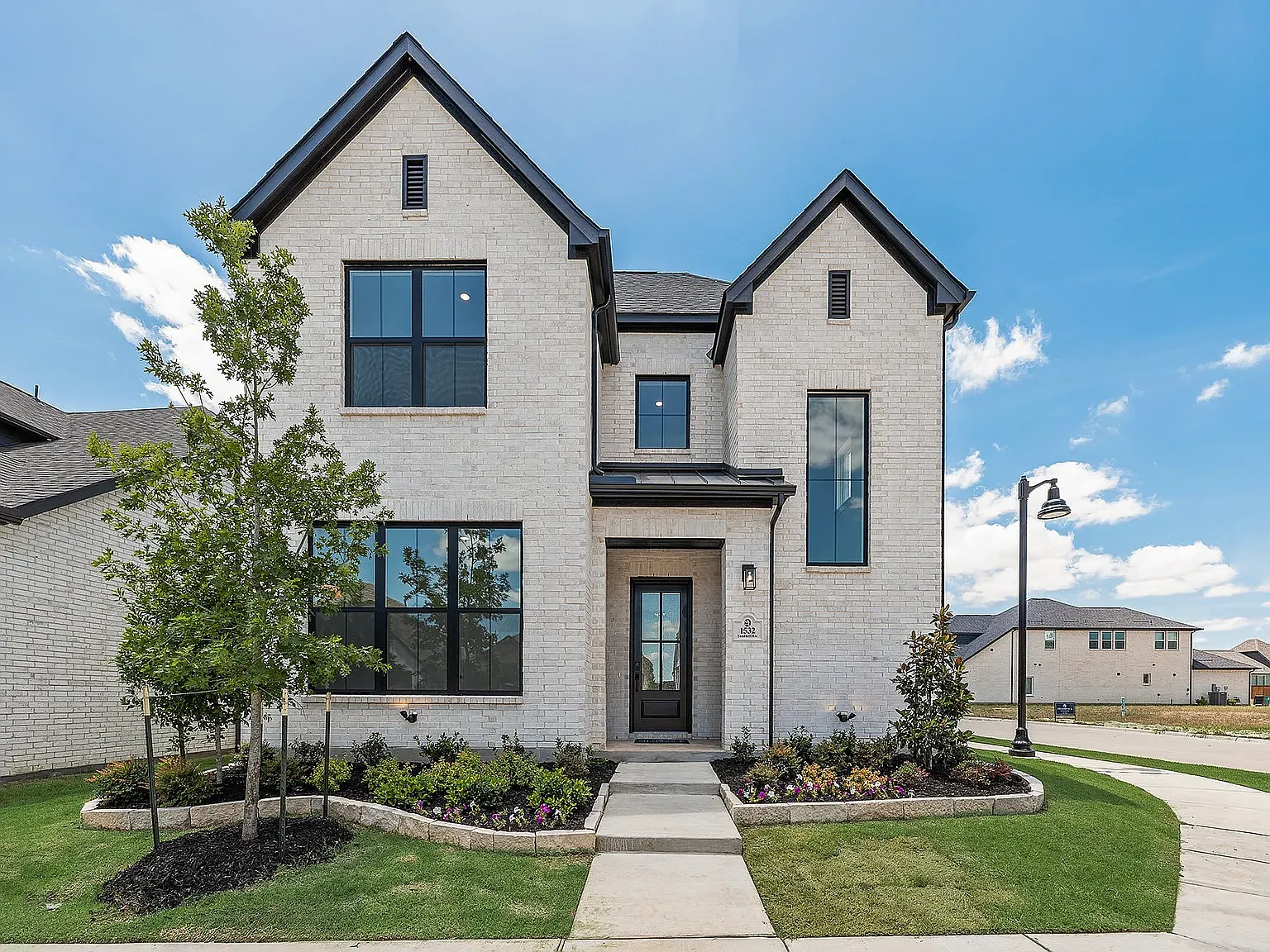 1532 Sandhill Ln — Photo 1