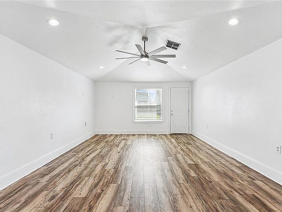 5th image of 2228 Williamsburg Dr