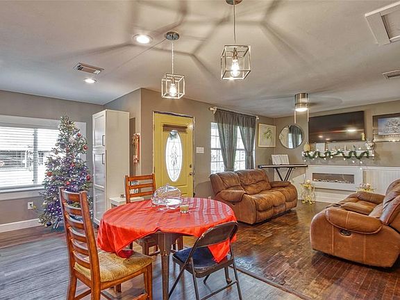 Formal Dining room/ Fresh new paint