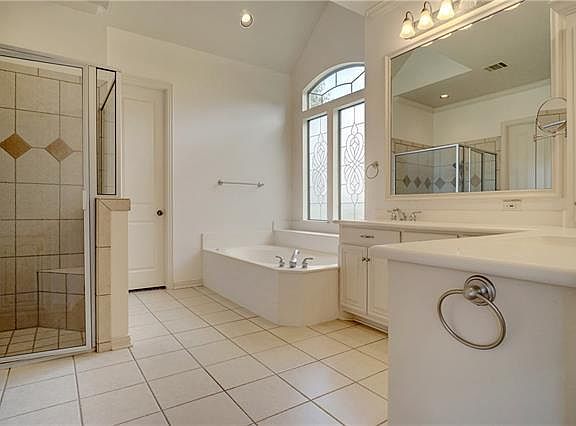 5th image of 222 Versailles Ln