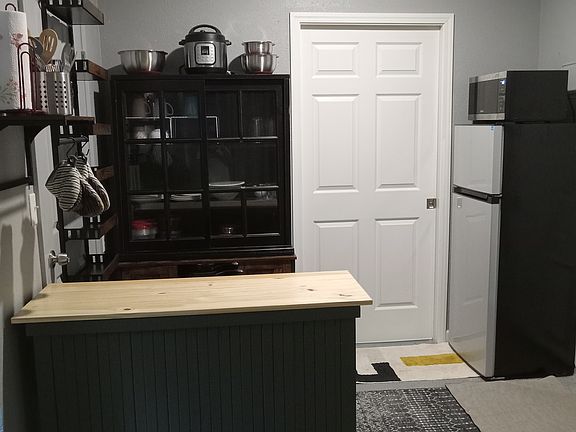 5th image of 903 W Davis St