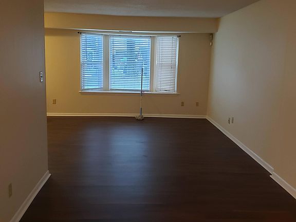 Great room w/new flooring