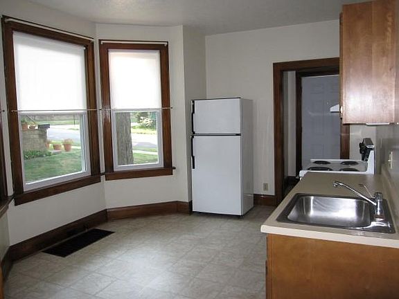 Kitchen with refrigerator, electric stove and oven