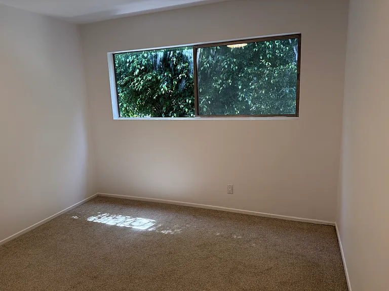 546 N Flores Street — Photo 22