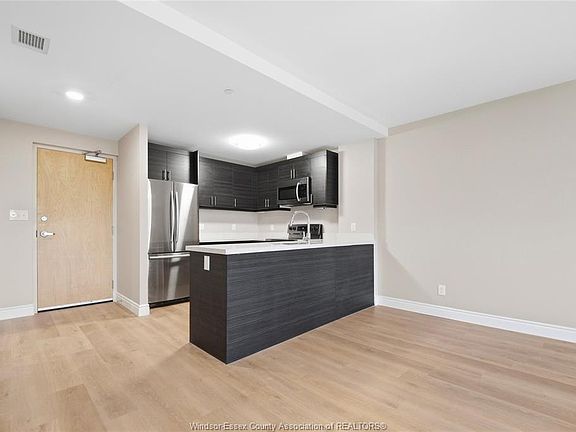 4th image of 1675 Banwell Rd #404