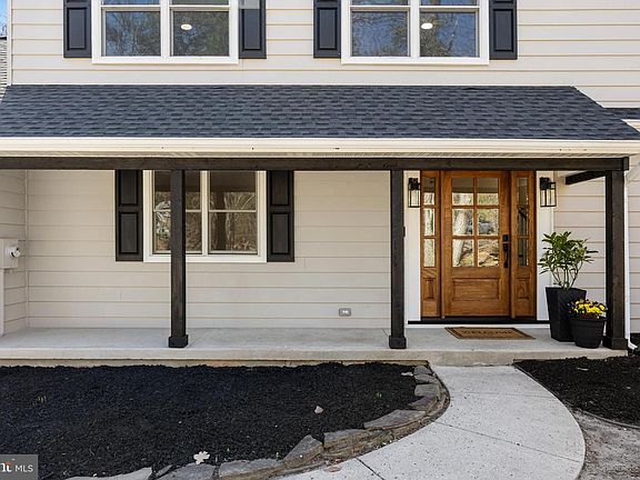 3rd image of 5 Woods Edge Ct