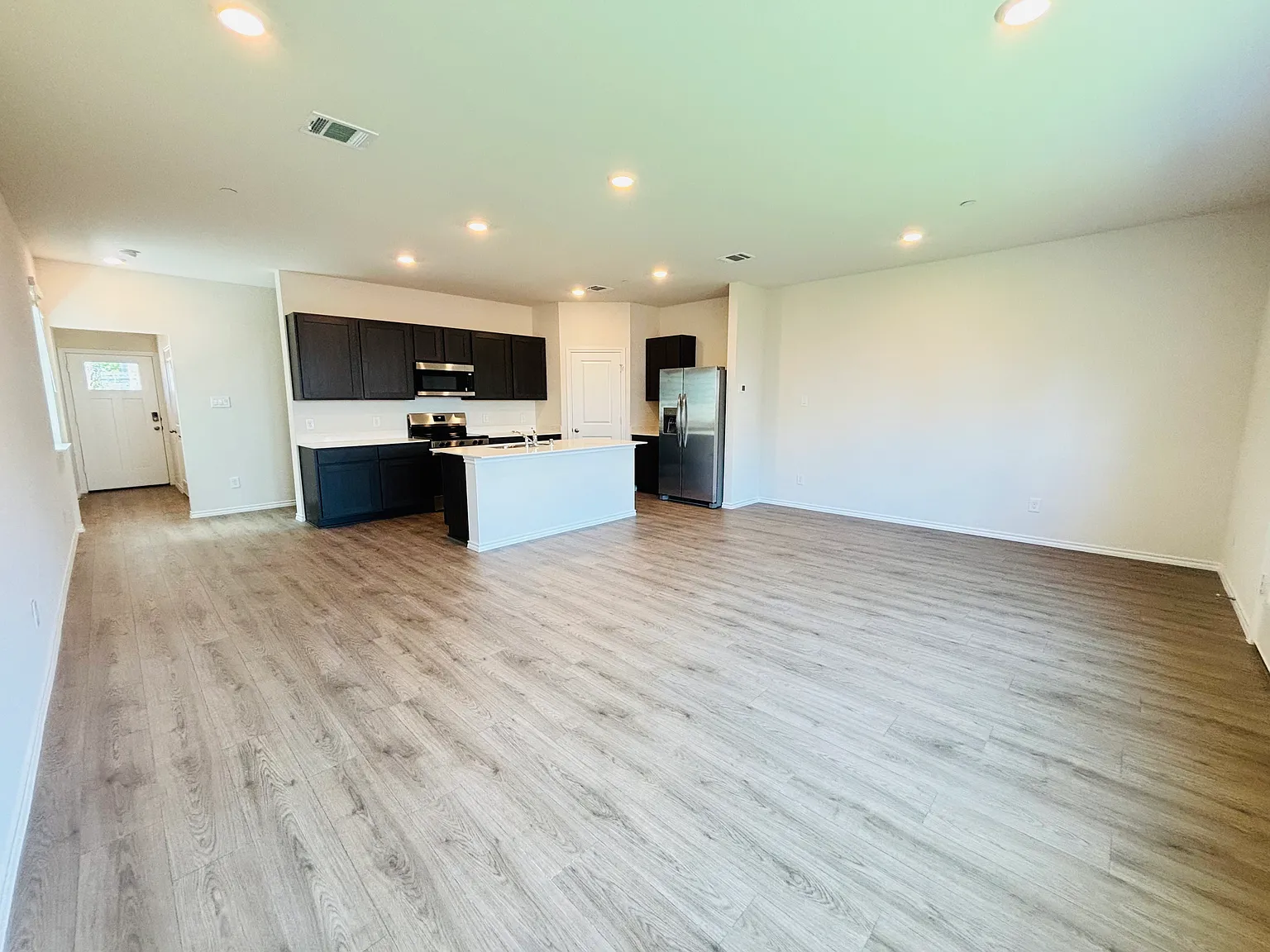 4 bed, 2.5 bath, 1720 sqft, $2,300 — Photo 4