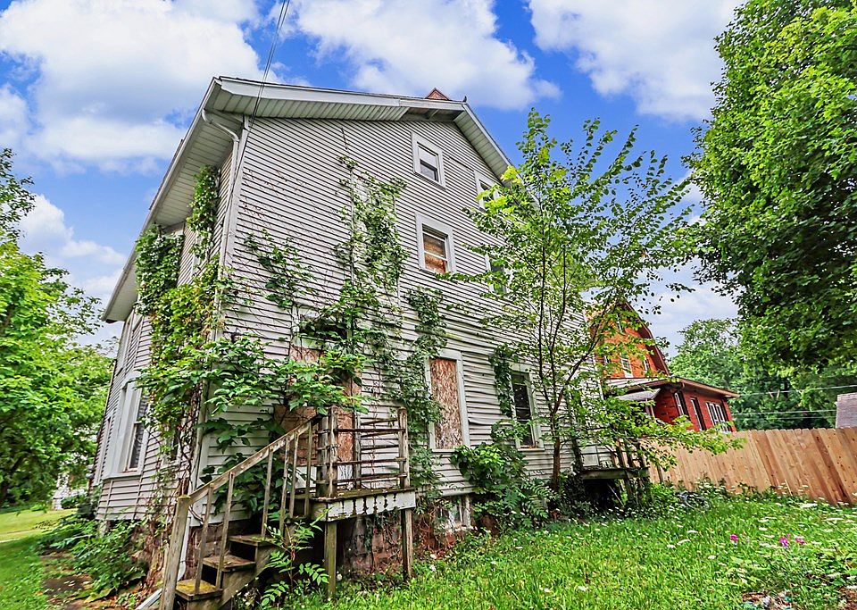 2nd image of 424-426 W 5th St