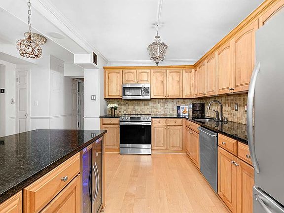 4th image of 301 E 49th St APT 5