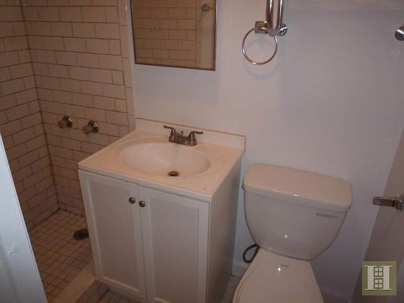 4th image of 630 E 9th St APT 5