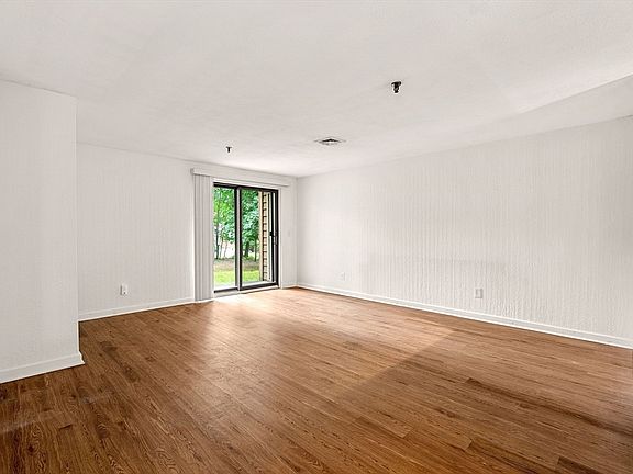 3rd image of 132 W Meadow Rd APT 9