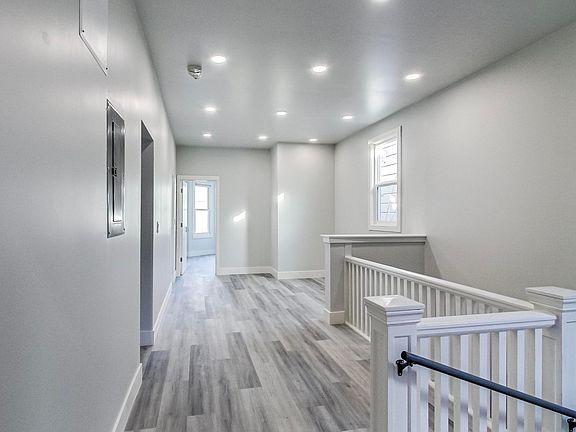 4th image of 811 Oak St