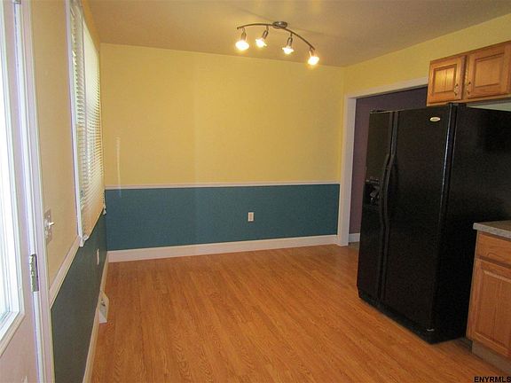 4th image of 28 Curt Blvd