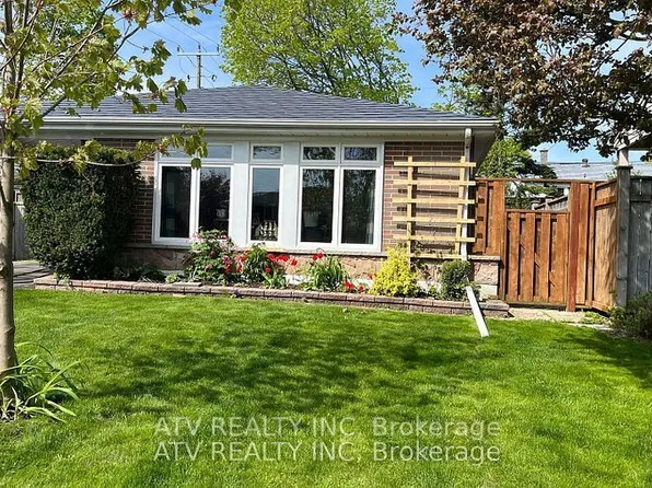 696 Balaton Ave, Pickering, ON L1W 1W1