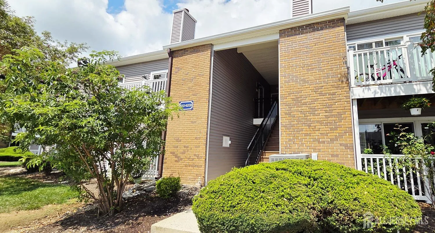 2 bed, 2.0 bath, 1256 sqft, $2,600 — Photo 1