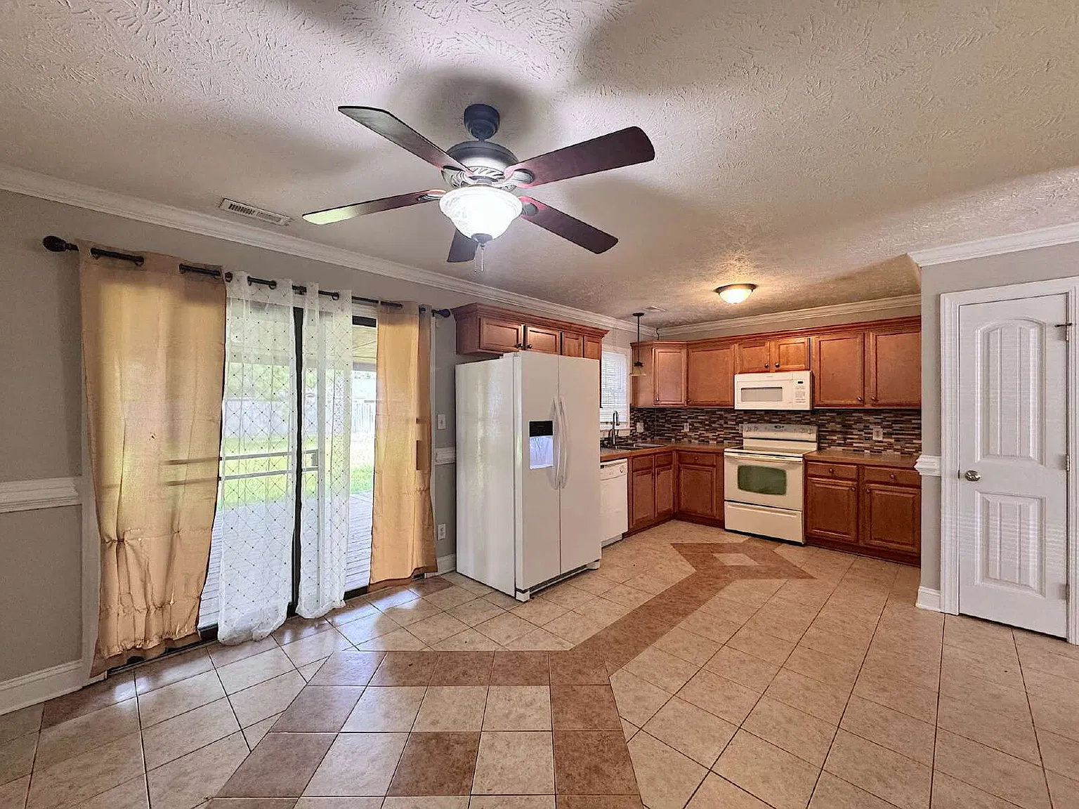 3 bed, 2.0 bath, 1232 sqft, $1,495 — Photo 4