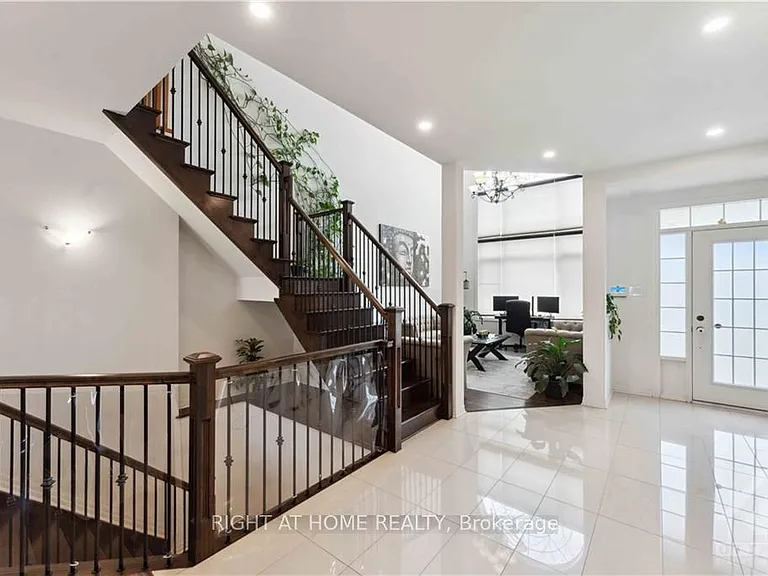 546 Peerless St — Photo 3