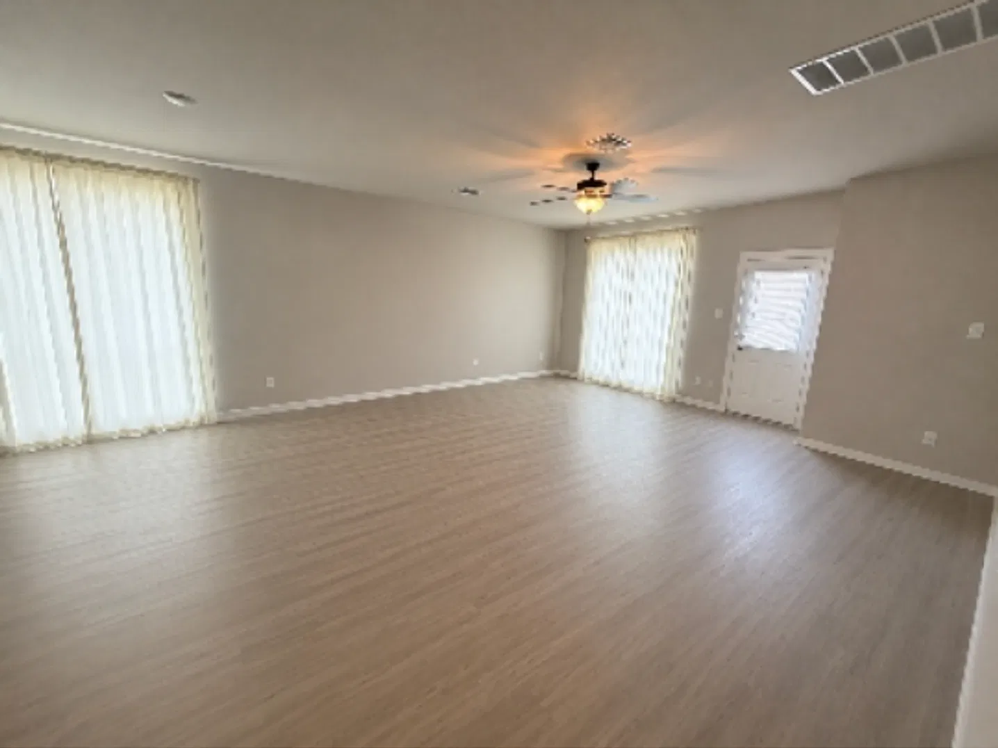 3 Bed 2 Bath For Lease! — Photo 3