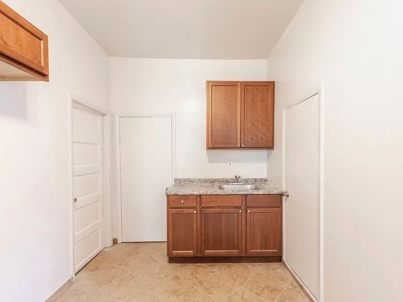 4th image of 2752 S Kedvale Ave #2R