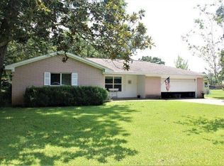 205 Sleepy Hollow Dr, Lake Jackson, TX 77566