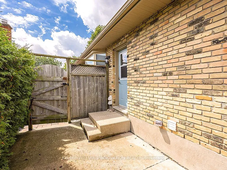 81 Culver Cres #B — Photo 35