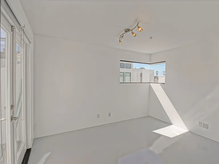 522 Grand Blvd — Photo 33
