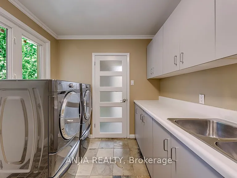 2419 Lionheart Cres — Photo 24