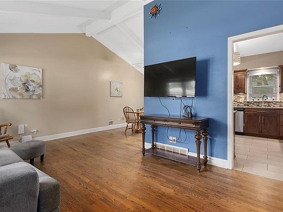 3rd image of 10402 W 73rd St