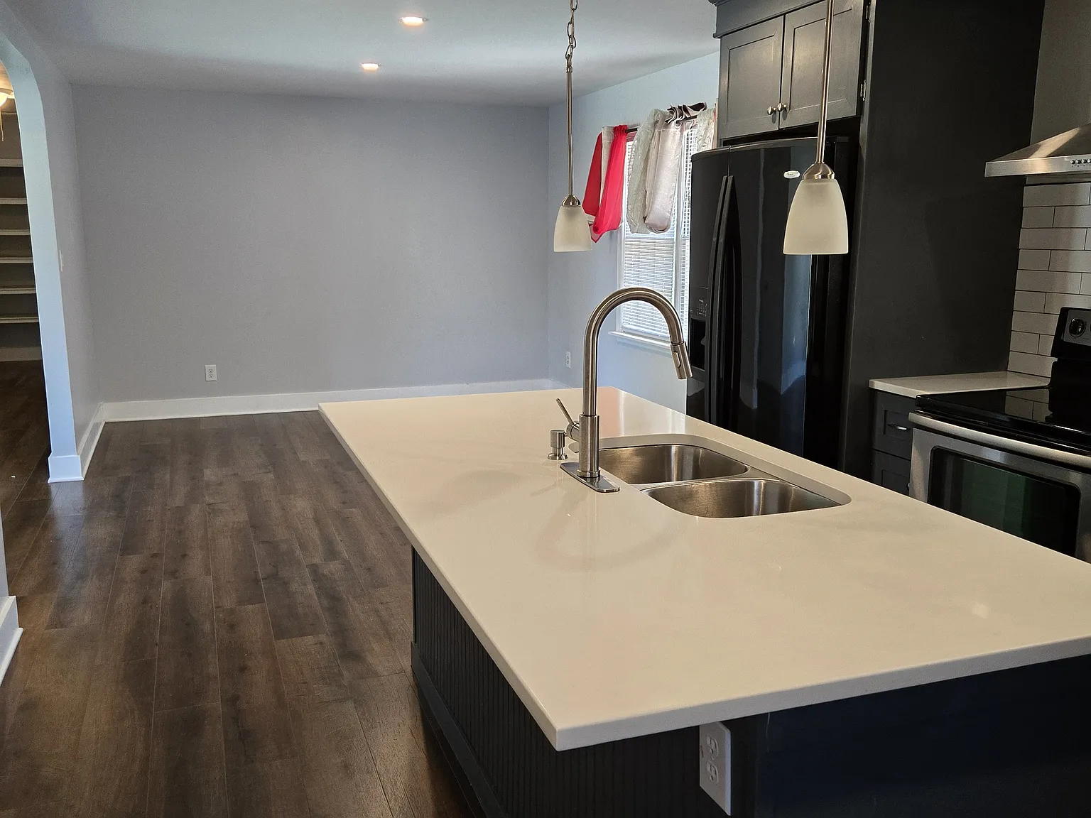 3 bed, 1.5 bath, 1312 sqft, $2,350 — Photo 2