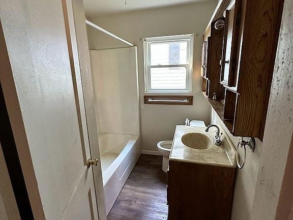4th image of 214 Joyce St
